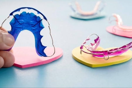 Plastic models of mail-order aligners.